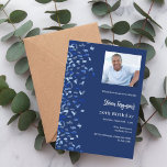 Invitación Confeti de fotos azul marino de cumpleaños<br><div class="desc">Moderna,  elegante e invitada. Un fondo azul marino decorado con un confeti azul. Personalice y agregue la foto,  un nombre y detalles del fiesta. Texto blanco.</div>
