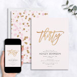 Invitación Confetti con guión rosado y dorado de Rubor 30 cum<br><div class="desc">¡Una invitación a los famosos 30 años de vida en rosa y dorado, bonita y moderna! Esta invitación presenta un fondo rosa negro con la palabra "treinta" en una tipografía de escritura con letras a mano en forma de bote en un Relieve metalizado dorado mate. La parte trasera de la...</div>