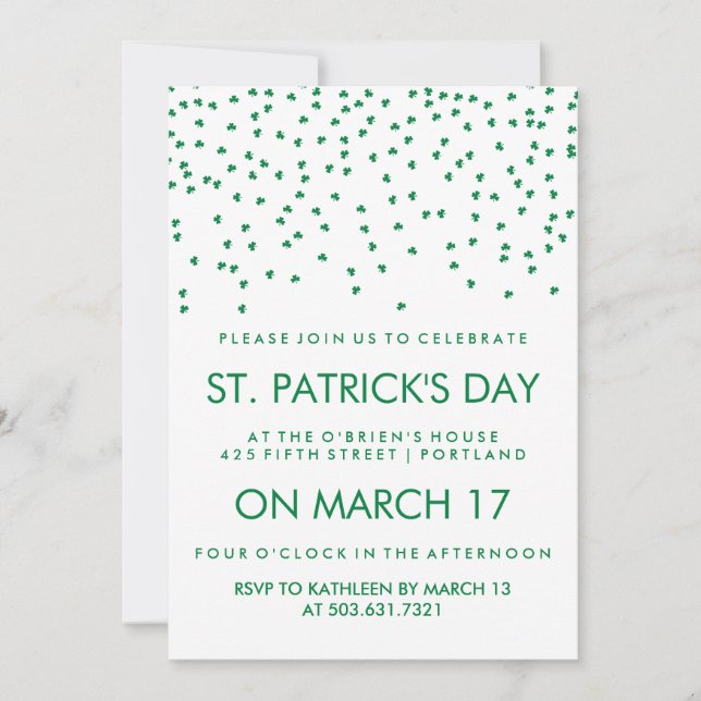Invitación Confetti de Shamrock verde en Día de San Patricio  (Anverso)