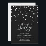 Invitación Confetti negro y plateado 60° cumpleaños<br><div class="desc">Celebra tu día especial con esta mínima invitación de cumpleaños número 60. Este diseño cuenta con un elegante guión de letras "Sixty" con confeti en forma de hexágono con una combinación en color negro y plata. Hay más invitaciones y suministros de fiesta disponibles en mi tienda BaraBomDesign.</div>