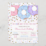 Invitación Confetti oro rosa no es fiesta de cumpleaños<br><div class="desc">Este diseño presenta Confetti en azul,  púrpura,  rosa y dorado con donuts de rociado tierno y borde de confeti.</div>