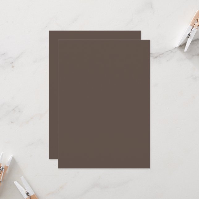 Invitación Confiadamente contra una elegante pared marrón (Anverso/Reverso In Situ)