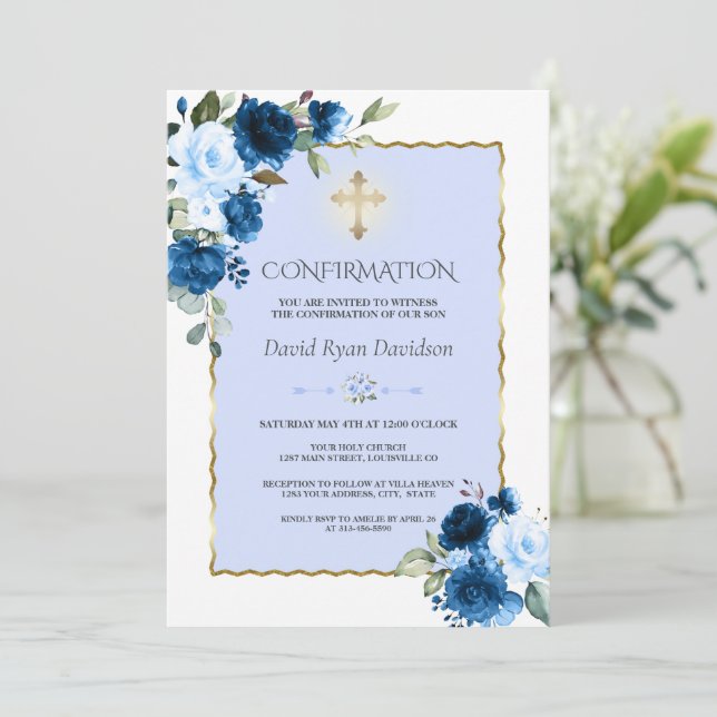 Invitación Confirmación de Royal Blue Floral Gold Cross Boy (Anverso de pie)