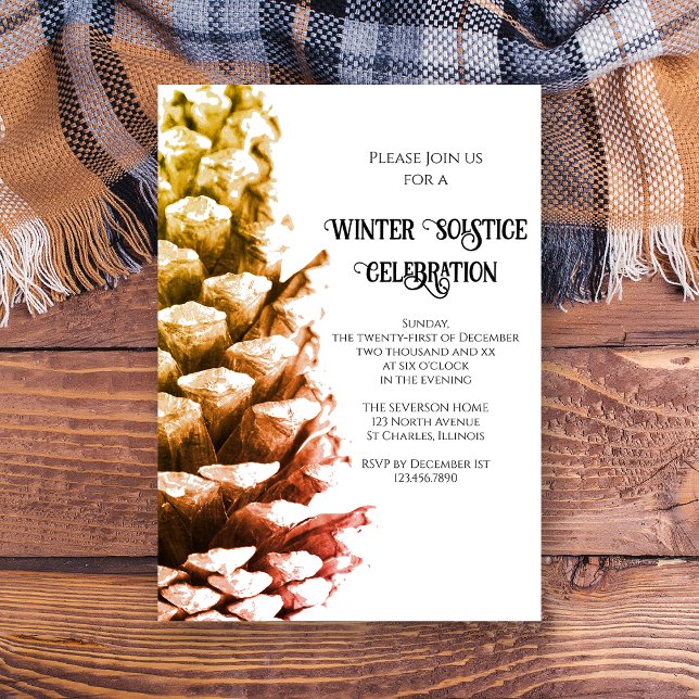Invitación Cono de pino rústico sobre el solsticio de inviern (Invite guests to a wintery party with this natural woodland Pine Cone Winter Solstice Invitation)