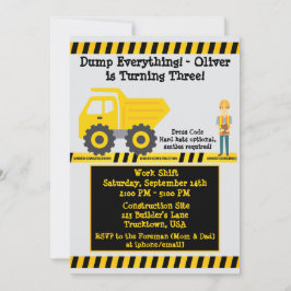 Invitación Construcción de un camión de volquete amarillo en