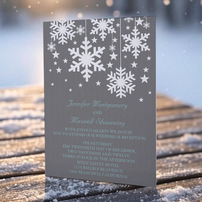 Invitación Copos de nieve y bodas de estrellas invitan a la b (Gray Snowflakes and Stars Wedding Invitation)