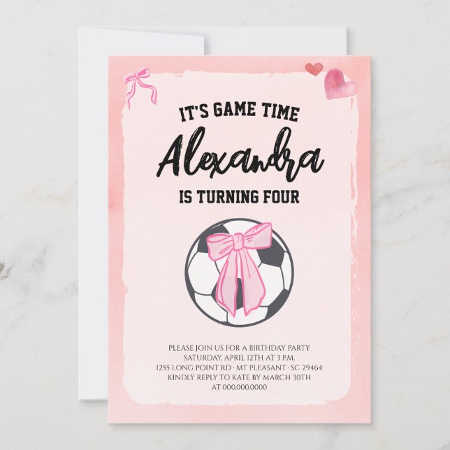 Invitación Coqueta de lazo rosa fiesta de cumpleaños de fútbo (Anverso)