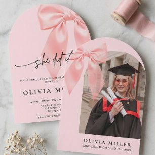 Invitación Coqueta de lazo rosa para fiesta de graduación con