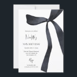 Invitación Coquette Negra Bow Elegant 30 cumpleaños<br><div class="desc">Esta elegante invitación de cumpleaños número 30 cuenta con un arco acuático negro para una sofisticada toma de la estética de la coqueta. La invitación también incluye sus detalles en un tipo de letra serif vintage y un tipo de letra de guión caligráfico elegante y escrito a mano. Creado como...</div>