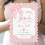 Invitación Coquette Pink Bows Sweet 16 16th Birthday<br><div class="desc">Personalice esta invitación de cumpleaños de temática dulce fácil y rápidamente. Simplemente haga clic en el botón "Editar usando herramientas de diseño" para modificar el texto, la redacción, el estilo de fuente, el tamaño de fuente y el color de fuente. El titular "Dulce Dieciséis" no es editable, sin embargo se...</div>