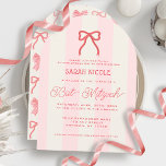 Invitación Coquette Rosa Lazo y Rayas Bat Mitzvah<br><div class="desc">Esta invitación de bat mitzvah de niña coquette presenta un lazo rojo/rosa oscuro sobre un fondo crema con rayas rosa claro. El reverso presenta un fondo crema con un patrón de lazo rojo. Personalízalo según tus necesidades. Puedes encontrar productos coincidentes en mi tienda.</div>