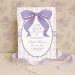 Invitación Coquette Sweet 16 Purple Bow Floral Cumpleaños<br><div class="desc">Celebre dieciséis con estilo con esta romántica invitación Sweet 16 de inspiración vintage, con un arco de lavanda pintado a mano, delicado papel de pared de rayas rosas y suaves detalles de encaje. Con su paleta pastel de ensueño y su elegancia de coqueta, este diseño aporta un toque de encanto...</div>