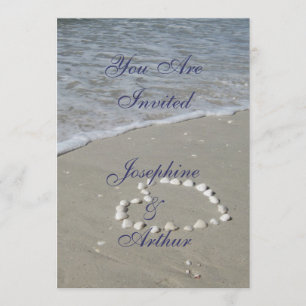 Invitación Corazón de conchas en la playa arenosa