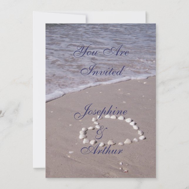Invitación Corazón de conchas en la playa arenosa (Anverso)