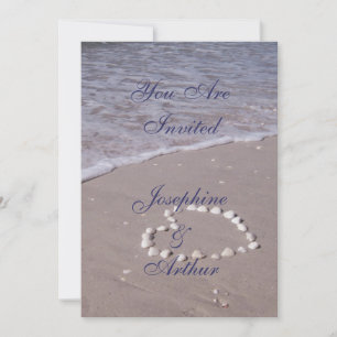 Invitación Corazón de conchas en la playa arenosa