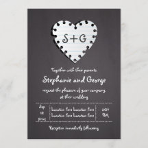 Corazón de papel en pizarra con boda monograma