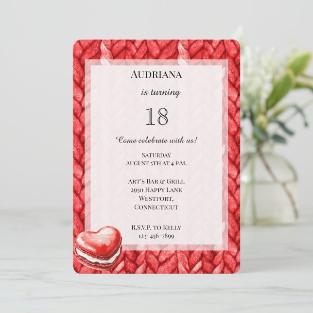 Invitación Corazón de suéter rojo Macaroon Cookie Cumpleaños (Anverso de pie)