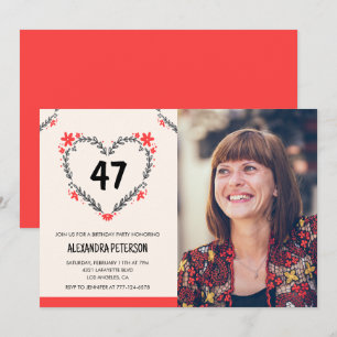 Invitación Corazón floral rojo elegante para su cumpleaños 47