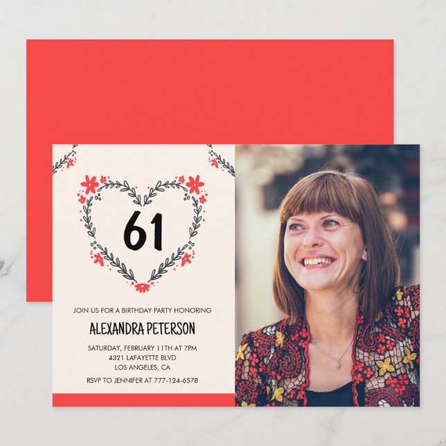 Invitación Corazón floral rojo elegante para su cumpleaños 61 (Anverso / Reverso)