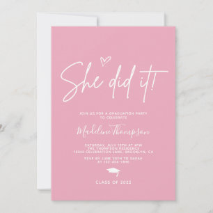 Invitación Corazón rosado minimalista Lo graduó