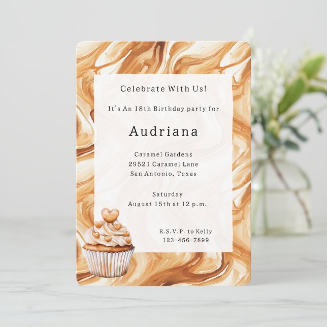 Invitación Corazones De Crema De Carmel Cupcake De Cumpleaños (Anverso de pie)