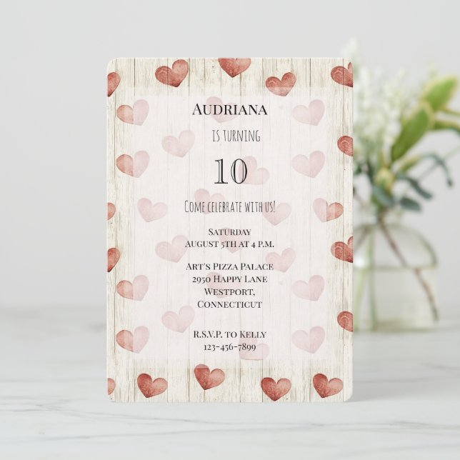 Invitación Corazones de Crema Roja Faux Wood Cumpleaños (Anverso de pie)
