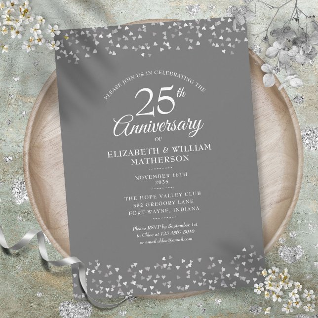 Invitación Corazones de plata confeti 25 aniversario de bodas (25th Wedding Anniversary Silver Hearts Confetti Invitation)