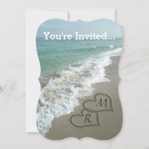 Invitación Corazones entrelazados en la arena de la playa