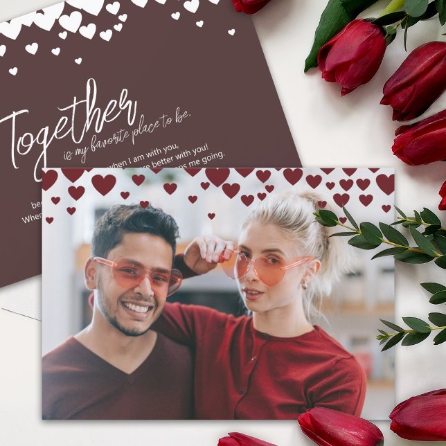 Invitación Cortos, románticos corazones rojos borgoñosos (Personalized Valentine's day photo greeting card with hearts, script writing, cute color changeable)