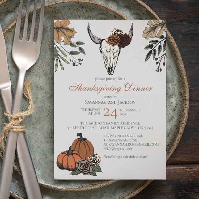 Invitación Cosecha de cráneo de vaca gris en el oeste de Acci (Western Thanksgiving Dinner Invite. Hand-Drawn Cow Skull, Pumpkins, Roses, Autumn Leaves & Berries.)
