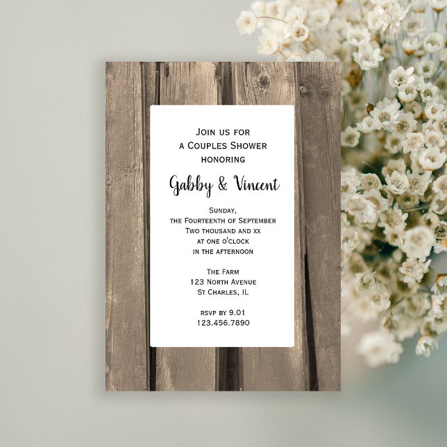 Invitación Country Barn Wood Parejas Wedding Shower (Add a rustic flair to your barn party Couples Shower with this charming invitation.)