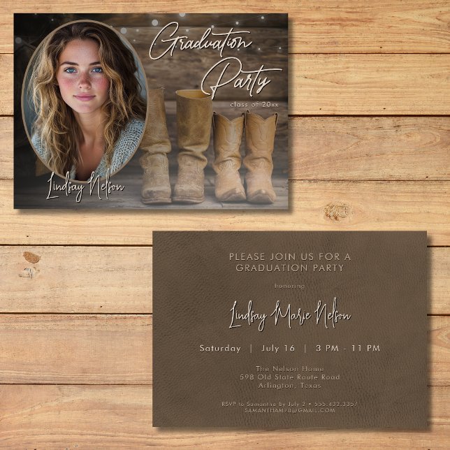 Invitación Cowboy occidental impulsa el partido ruso de gradu (Western Cowboy Boots Rustic Photo Graduation Party Invitation)