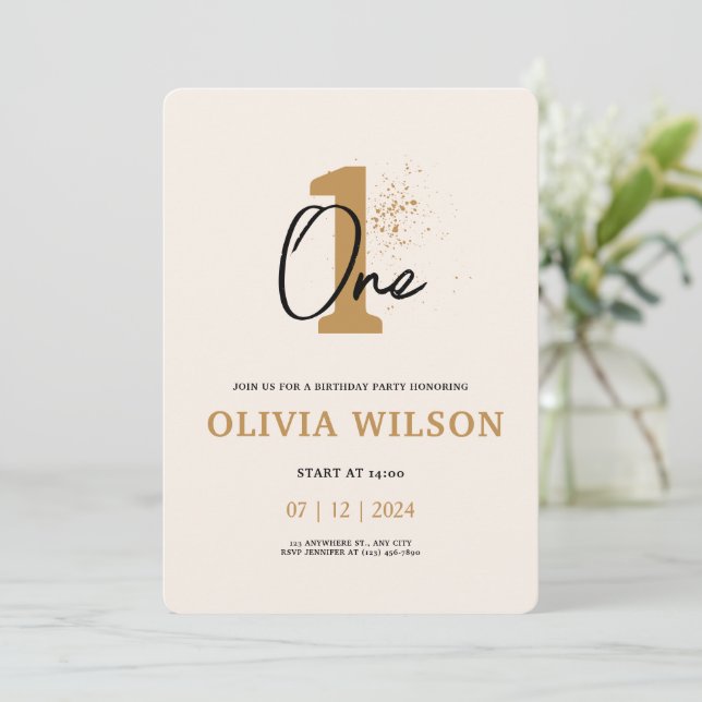 Invitación Cream Beige Estética Minimalista Primer Cumpleaños (Anverso de pie)