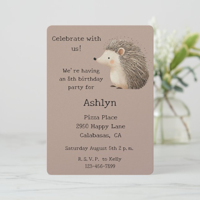 Invitación Cream Brown Cute Hedgehog Animal Cumpleaños (Anverso de pie)