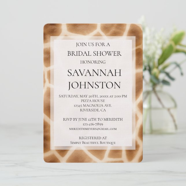 Invitación Cream Brown Giraffe Safari ducha de novia animal (Anverso de pie)
