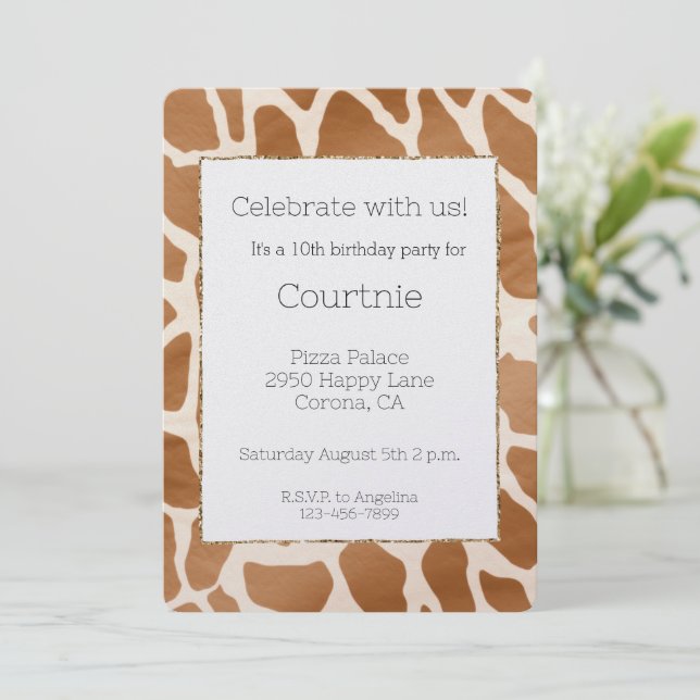 Invitación Cream Brown Safari Giraffe Animal Imprimir Cumplea (Anverso de pie)