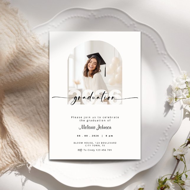 Invitación Cream Graduation Invitation with Photo - 2026 (Cream graduation invitation with photo.)