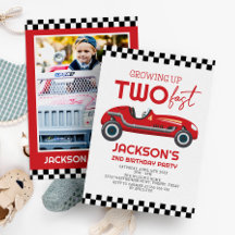 Crecer dos coches de carreras rojas rápido segundo