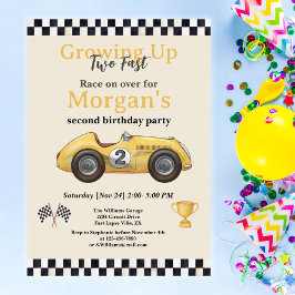 Invitación Crecer dos niños de coches de carreras de amarillo