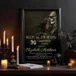 Invitación Creepy Hair Skull QEPD en su fiesta de cumpleaños<br><div class="desc">El espeluznante trasfondo nocturno sin luna cubierto con medio cráneo se desvaneció en nada R.I.P. por la invitación a su fiesta de cumpleaños número 30 de sus 20. Diseño original de Holiday Hearts Designs (todos los derechos reservados).</div>