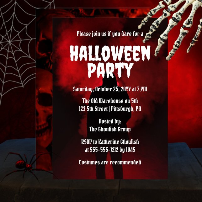 Invitación Creepy Scary Hooded Stalker Halloween Party (Creepy Scary Hooded Stalker and Skulls Halloween Party Invitation)