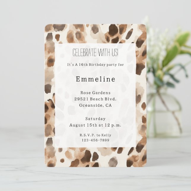 Invitación Crema de moda Marrón Leopardo Impresión animal Cum (Anverso de pie)