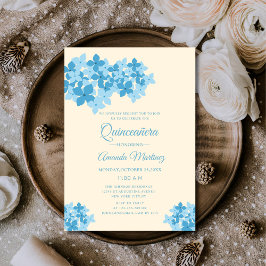 Invitación crema y hidrangea azul floral quinceañera única