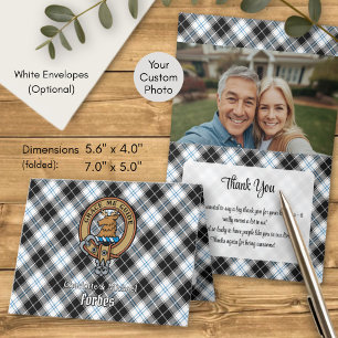 Invitación Crest de Clan Forbes sobre tartán de vestido