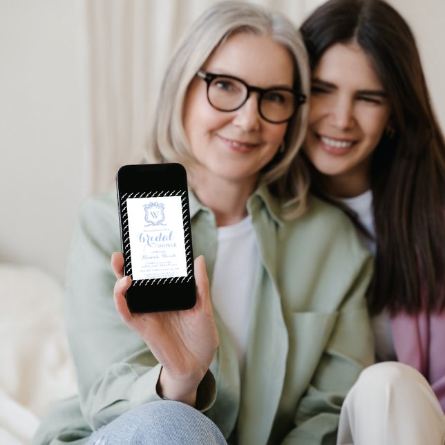 Invitación Crest de monograma Blue Wedgwood Grandmillenial (Subido por el creador)