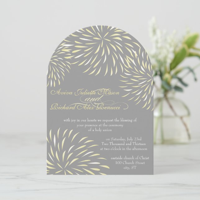 Invitación Crisantemo floral moderno gris y amarillo (Anverso de pie)