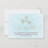 Cristales dorados de copo de nieve en la escarcha