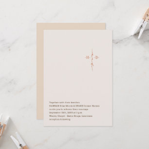 Invitación Cruz de Monograma con Letra a Mano para Boda Crist