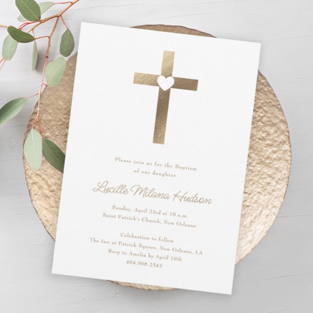 Invitación Cruz de oro simple con bautismo cardíaco (Simple gold cross with heart neutral baptism invitation.)