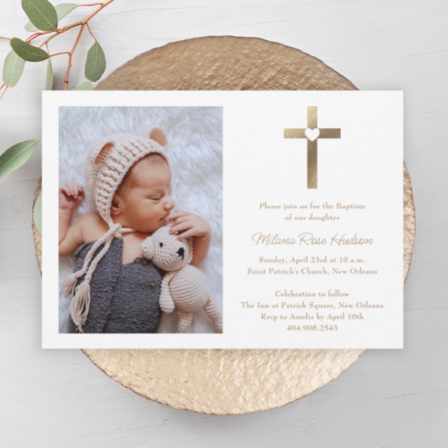 Invitación Cruz de oro simple con bautismo de foto cardíaca (Simple gold cross with heart neutral photo baptism invitation.)